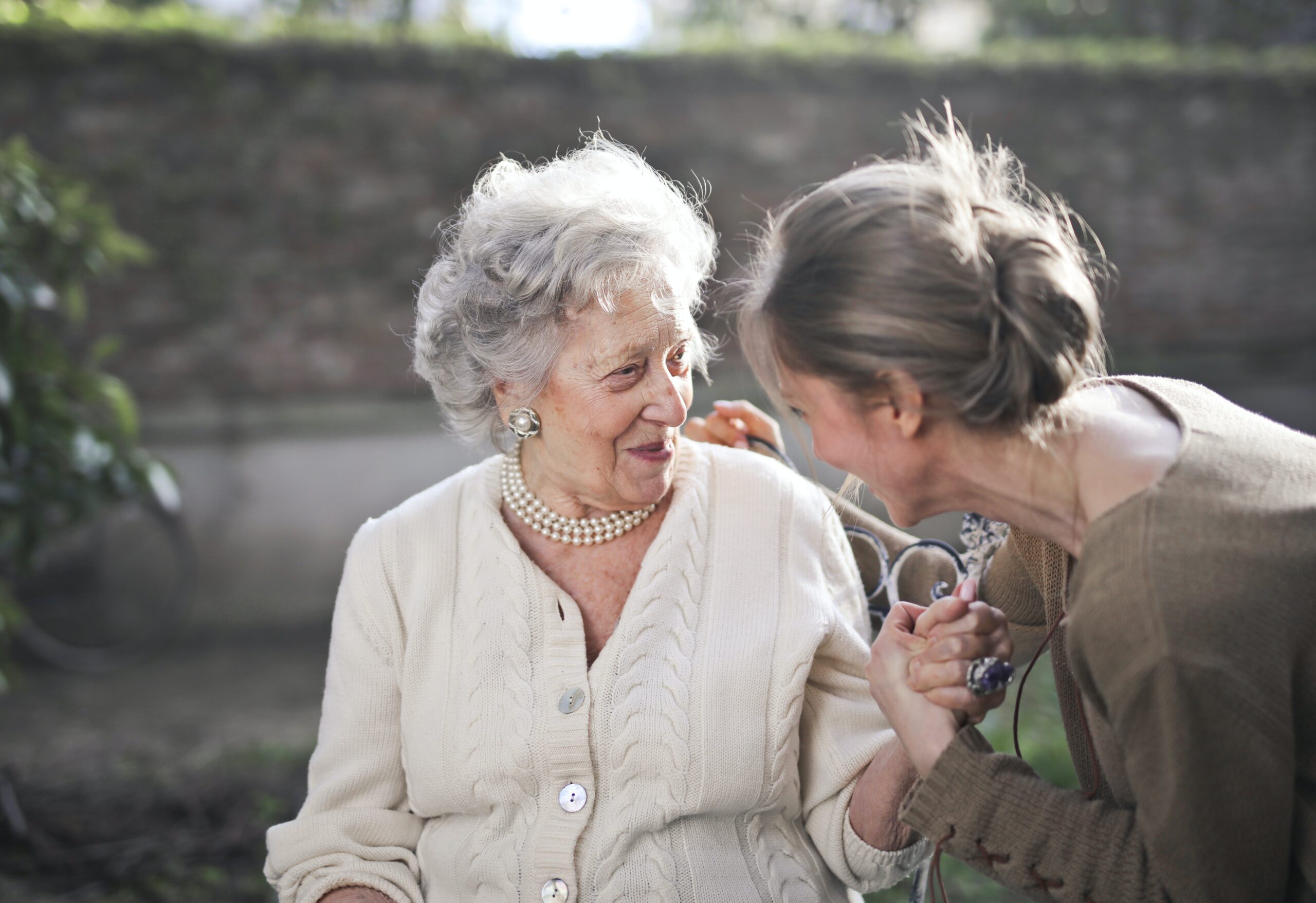 Come aiutare i propri genitori anziani a prendere le giuste decisioni senza forzarli
